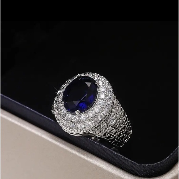 Luxury Vintage 925 Silver Plated Oval Cut Blue Gemstone Ring. - Picture 2 of 3